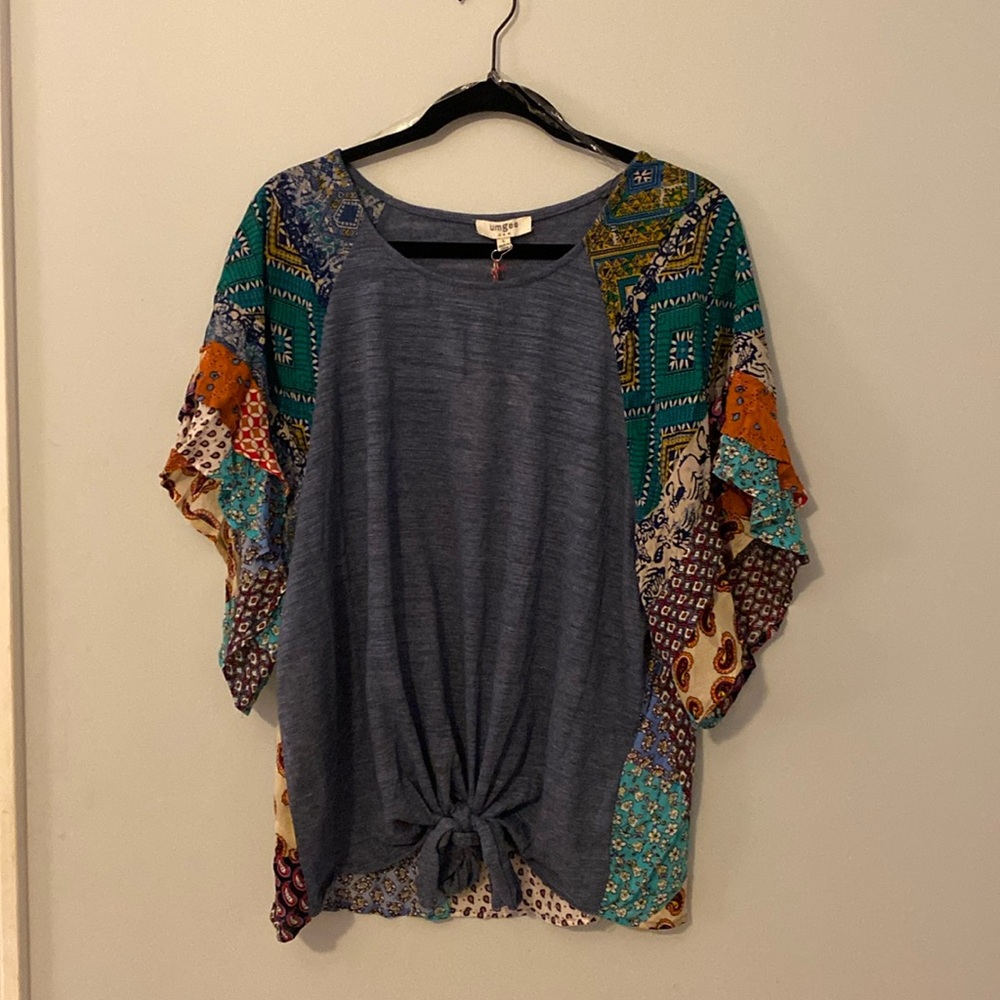 Umgee size large shirt. NWT. Ties in front and longer in the back.